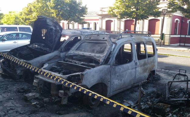 Un incendio calcina tres coches y afecta a árboles y persianas en Logroño La Rioja